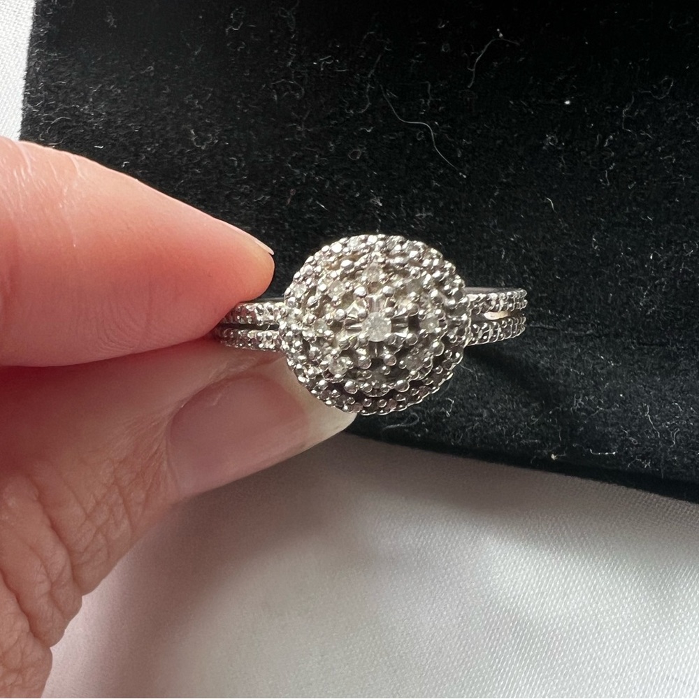 Women’s ring with diamond chips